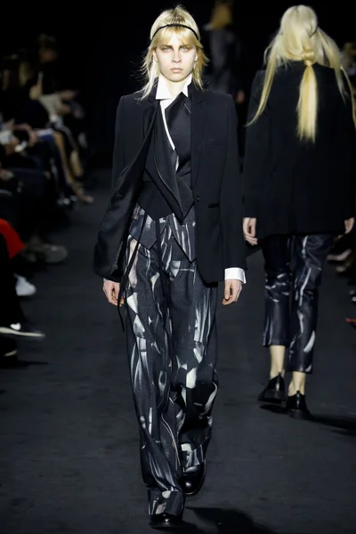 Look 11